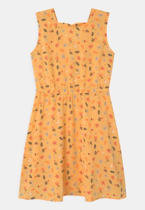 Gul ærmeløs kjole med tætsiddende talje og små blomsterprint i orange, blå og brun spredt over stoffet.