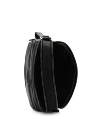Bolso de cuero negro con dobles cremalleras, forma circular y un acabado texturizado. El interior presenta un forro suave con un pequeño bolsillo con cremallera.