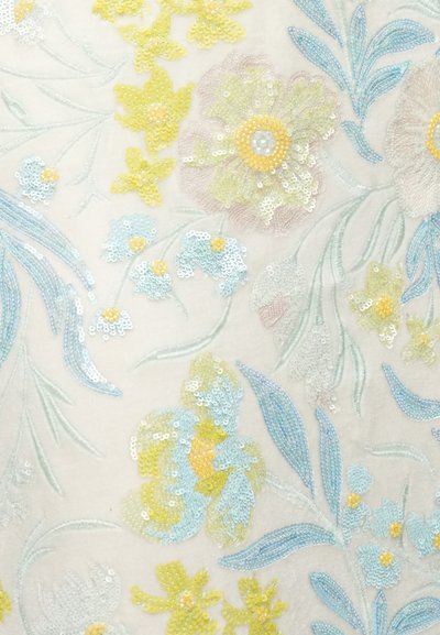 Tissu brodé orné de paillettes multicolores aux teintes pastel de bleu, jaune et rose, représentant des motifs floraux et des feuilles délicates.