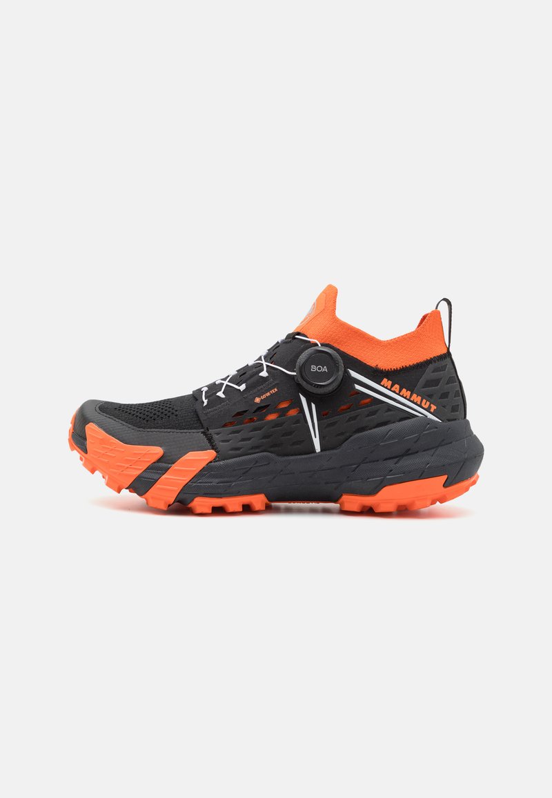 Scarpe da trail running nere e arancioni con una tomaia texturizzata, sistema di allacciatura BOA e suola robusta per una maggiore aderenza.