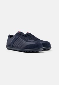 Pantofi sport bleu marin, cu materiale din suede și sintetice, dungi texturate pe lateral, design cu șireturi și talpă din cauciuc cu aderență.