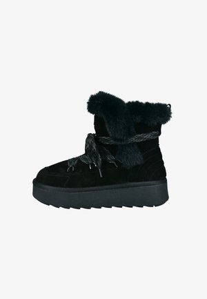 Schwarze Wildleder-Ankle-Boots mit einem Kunstfellbesatz, runder Spitze, strukturiertem Plateausohle und flachen Schnürsenkeln. Das Gesamtdesign ist einfach und utilitaristisch.