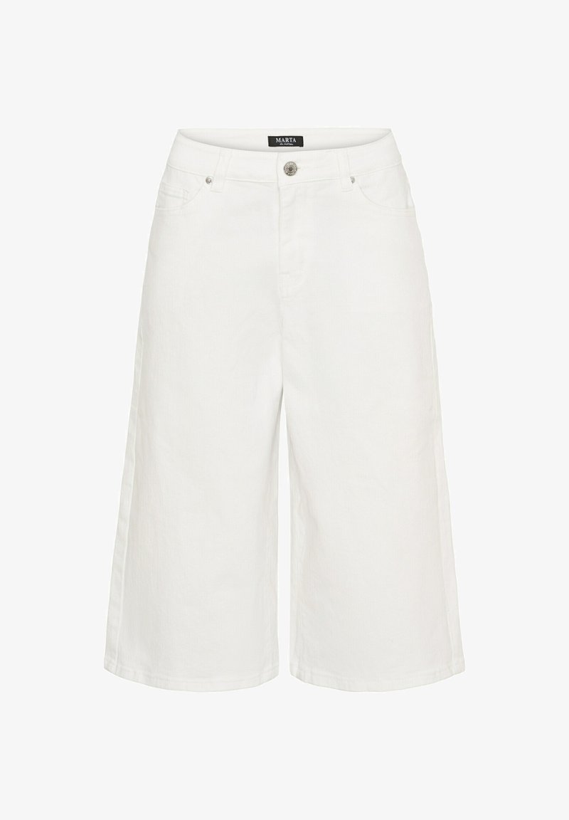 Hvide, knælange culottebukser fremstillet af bomuld, med en frontlukkning med knap, to sidelommer og en lige snitdesign.