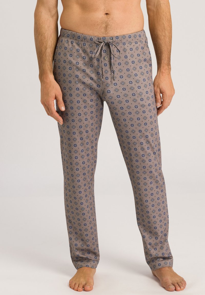 Comfortabele gestreepte pyjamabroek van zacht materiaal. Heeft een lichtbruine basis met marineblauwe bloemenpatronen, een trekkoord in de taille en recht gesneden pijpen.