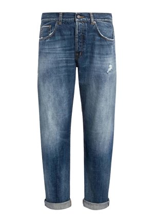 Jeans in denim blu sbiadito con risvolti arrotolati, tasche frontali, chiusura con bottoni e una piccola toppa usurata sulla coscia destra.