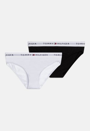 Conjunto de dois calções de banho em algodão, um branco e um preto, com uma cintura elástica estampada com logotipo e detalhes em vermelho e azul.