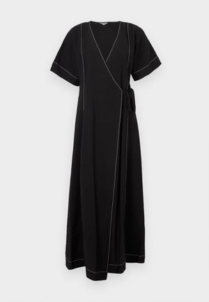 Robe portefeuille noire en tissu léger, avec manches courtes, encolure en V, détails de surpiqûres blanches, et un nœud sur le côté.