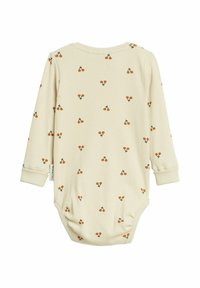 Crèmekleurig lange mouwen babybody met kleine oranje kersenprints verspreid over de stof en geribde manchetten.