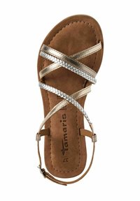 Sandalo in suede marrone con cinturini metallici argentati e intrecciati, dotato di suola piatta e cinturino alla caviglia per la chiusura. Taglia 37 visibile.