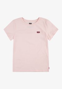 Camiseta de algodón rosa claro con mangas cortas, escote redondo y un pequeño parche con el logo de Levi's en color marrón en la parte delantera izquierda.