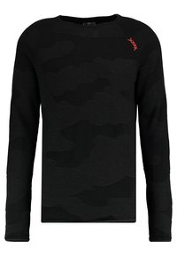 Czarny sweter z długim rękawem z teksturowanym wzorem kamuflażu, okrągłym dekoltem i czerwonymi przeszyciami na ramieniu.