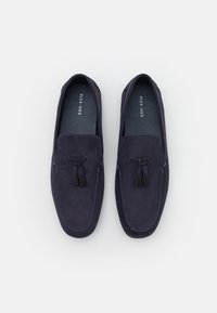 Mocassins bleu marine en daim pour homme avec des détails en gland et des semelles intérieures de marque, présentés de dessus sur un fond blanc.