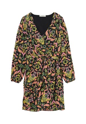 Robe noire à manches longues, présentant un motif abstrait coloré en rose, vert et jaune. Design portefeuille avec un lien à la taille.