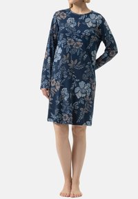 Nightdress floreale blu navy con maniche lunghe, realizzato in morbido cotone e decorato con leggeri motivi floreali in tonalità di blu pallido e pesca.