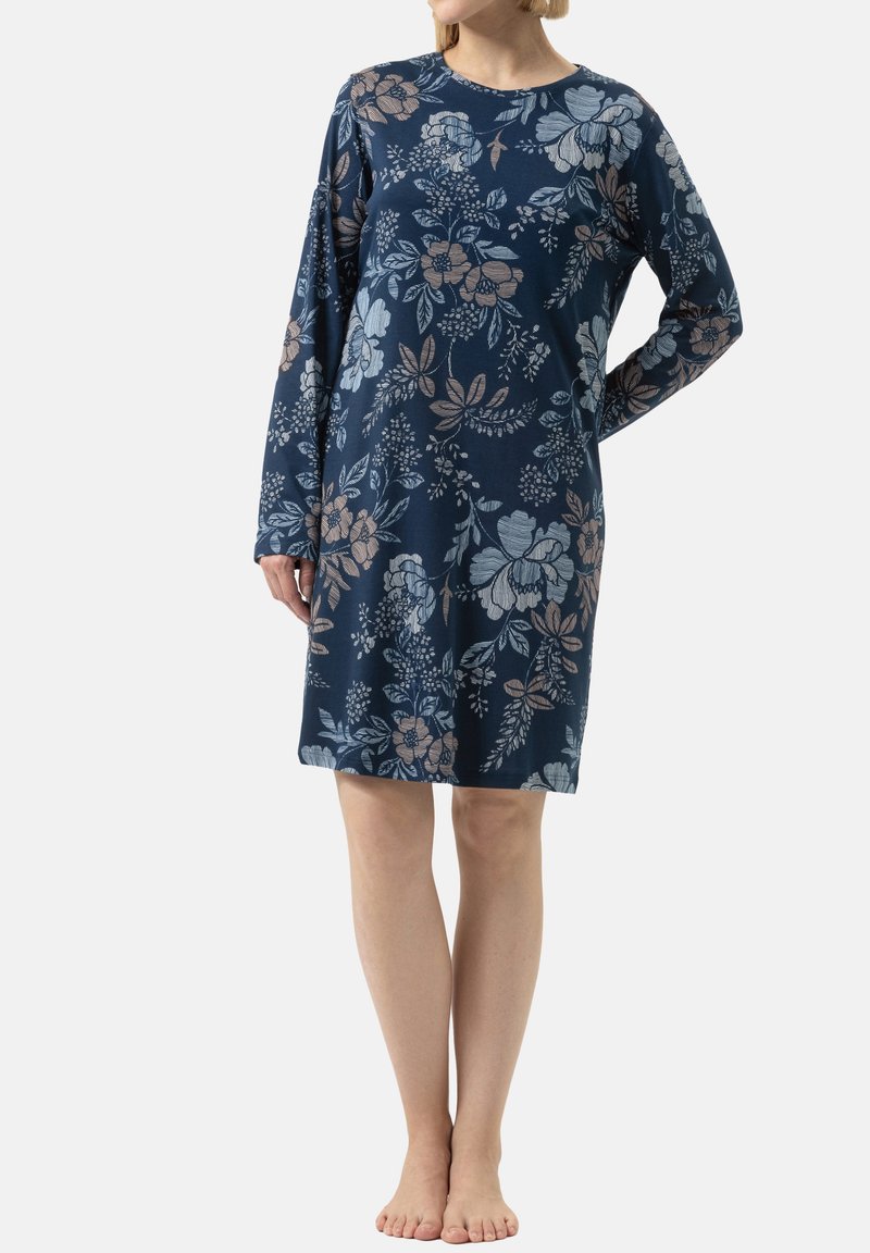 Nightdress floreale blu navy con maniche lunghe, realizzato in morbido cotone e decorato con leggeri motivi floreali in tonalità di blu pallido e pesca.