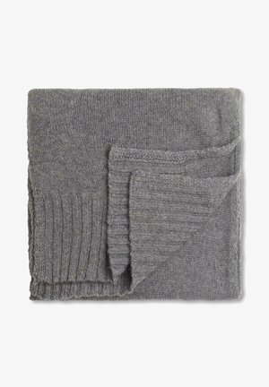 Grau gestrickter Schal mit gerippten Rändern und einer weichen Textur. Der Stoff weist ein dezentes Muster und gefaltete Details auf, die zusätzliche Dimensionen verleihen.