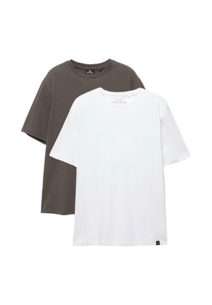 Zwei schlichte T-Shirts mit kurzen Ärmeln und Rundhalsausschnitt, eines weiß vorne und eines dunkelgrau dahinter, flach auf einem weißen Hintergrund ausgelegt.