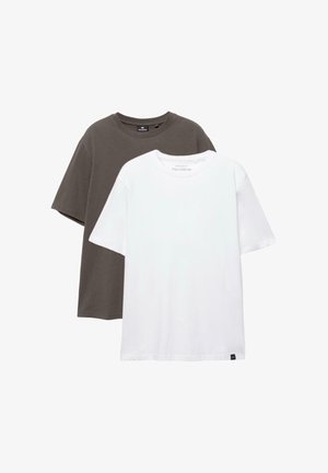 Dve jednoduché krátkym rukávom tričká s okrúhlym výstrihom, jedno biele vpredu a jedno tmavosivé za ním, položené na bielom pozadí.