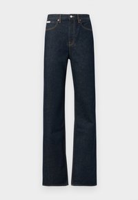 Blugi din denim albastru închis cu picioare drepte, prevăzuți cu cusături portocalii, închidere frontală cu nasturi și o etichetă mică pe talie.