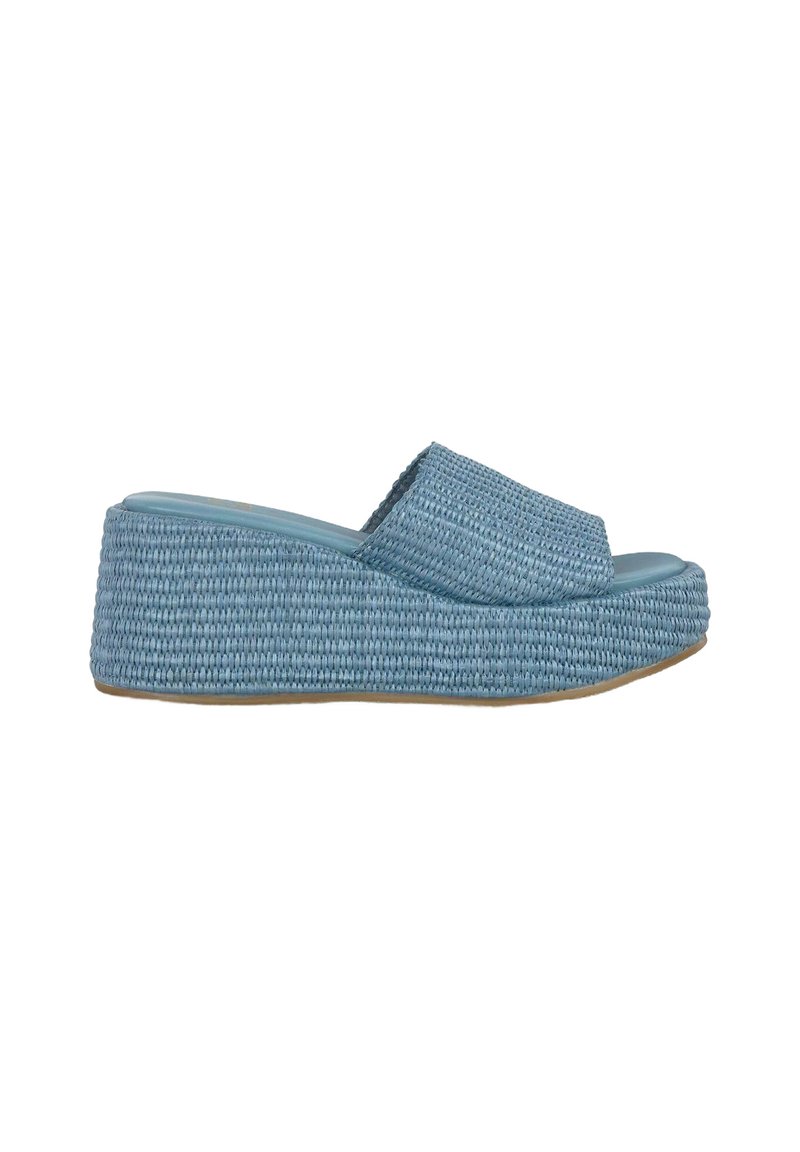 Sandal in denim intrecciato con tacco a zeppa, dotato di una tomaia testurizzata e di una soletta sagomata. Presenta una punta arrotondata e una suola a piattaforma simile al sughero.