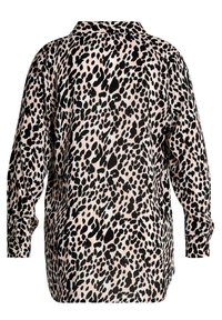 Halenka s leopardím vzorem v světle růžové a černé barvě, s dlouhými rukávy, límečkem a volným střihem s hladkou, měkkou texturou.