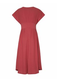 Robe midi rouge avec larges manches courtes, taille côtelée ajustée et jupe fluide, vue de dos sur fond blanc.