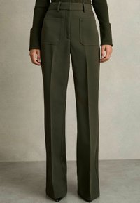 Pantaloni verzi măslinii, cu talie înaltă, cu croială dreaptă, având două buzunare aplicate, cusături tailor-made și o textură fină.