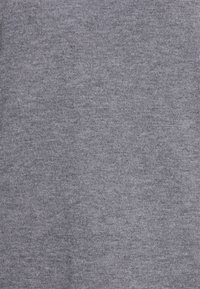 Tissu gris tricoté avec une texture uniforme. Apparence douce et lisse, présentant des variations fines et subtiles de teintes.