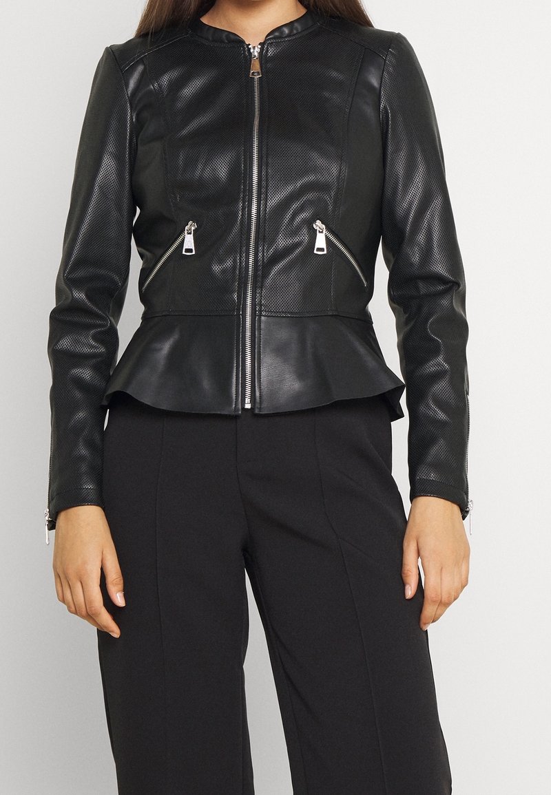 Černá kožená peplum bunda s texturovaným povrchem, kulatým výstřihem, předním zipem a dvěma zipovými bočními kapsami.