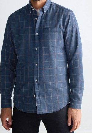 Chemise à boutons en tissu bleu avec un motif en grille rouge et jaune. Présente un col, des manches longues et une poche poitrine unique.