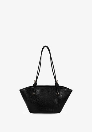 Bolso tote de cuero negro con un acabado texturizado, forma triangular, doble hebilla para el hombro y detalles de hardware en tono dorado.