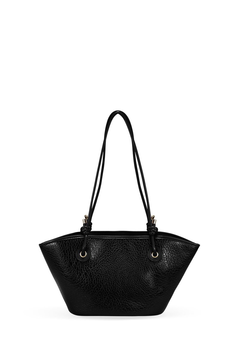 Bolso tote de cuero negro con un acabado texturizado, forma triangular, doble hebilla para el hombro y detalles de hardware en tono dorado.