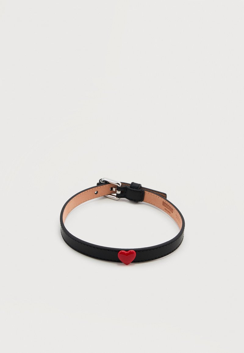 Μαύρο κολιέ από δέρμα με μικρό κόκκινο καρδιά κρεμαστό στο κέντρο και ρυθμιζόμενο ασημένιο κούμπωμα.