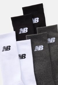 Šešių New Balance kojinių rinkinys juodos, baltos ir tamsiai pilkos spalvos. Raštuota tekstūra su balta logotipo etikete kiekvienoje kojinėje. Standartinio ilgio.