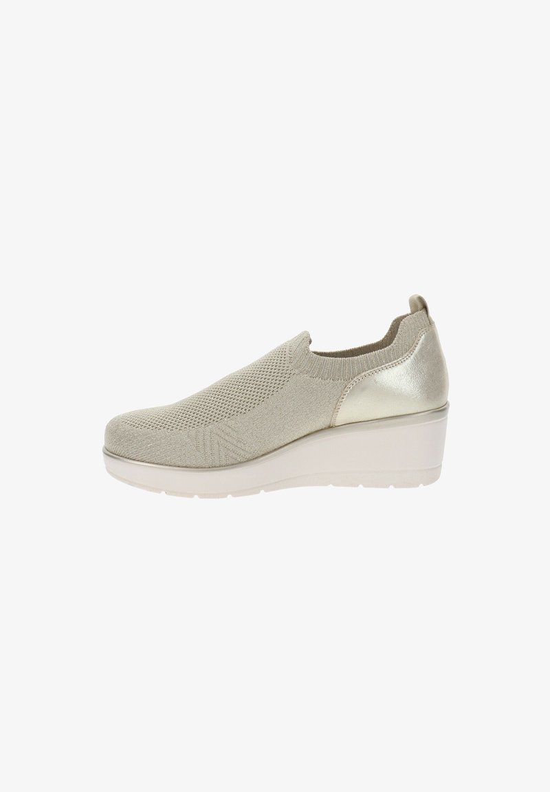 Scarpa beige slip-on con tomaia in maglia, motivo testurizzato e accenti metallici. Presenta una suola a zeppa per un'altezza e un comfort aggiuntivi.