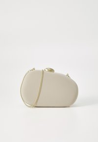 Beige oval clutch med en glat overflade, der har en guldkæde-strop og en rund lås, designet til kompakt transport.