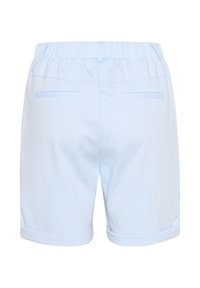 Světlé modré šortky s jemnou texturou, mají elastický pas, ohrnuté manžety a dvě zadní kapsy. Jednoduchý a nenápadný design.
