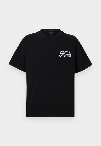 Μαύρο βαμβακερό t-shirt με στρογγυλή λαιμόκοψη, κοντά μανίκια και λευκό λογότυπο "Ksubi" στην αριστερή πλευρά του στήθους. Απλός, κλασικός σχεδιασμός.