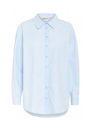 Cămașă albastru deschis cu mânecă lungă și nasturi, guler ascuțit și tiv curbat, afișată pe un fundal alb.