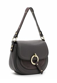 Graue Lederhandtasche mit einem Wildleder-Akzent, runder Form, Oberklappe und einem goldenen, runden Hardware-Detail. Enthält einen kurzen Schultergurt.