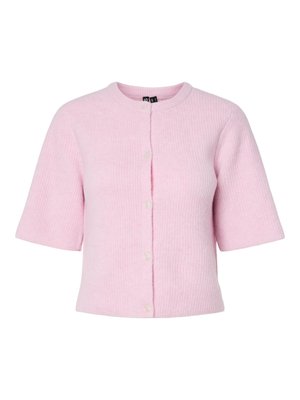 Lys rosa strikket cardigan med korte ermer, rund hals og knappelukking foran med små, klare knapper.