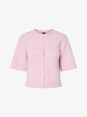 Lys rosa strikket cardigan med korte ermer, rund hals og knappelukking foran med små, klare knapper.