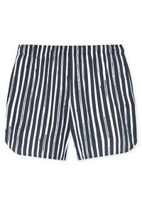 Randiga simshorts med elastisk midja, med vertikala svarta och vita linjer, samt ett lätt tyg med en slät yta.