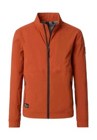 Mænds letvægts burnt orange zip-up jakke med høj krave og sidelommer med lynlås, med lille sort mærke nær sømmen.