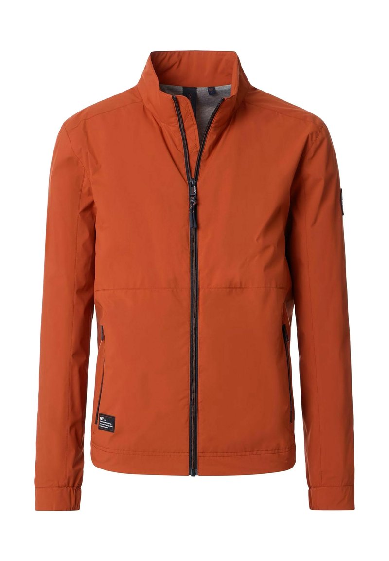 Mænds letvægts burnt orange zip-up jakke med høj krave og sidelommer med lynlås, med lille sort mærke nær sømmen.