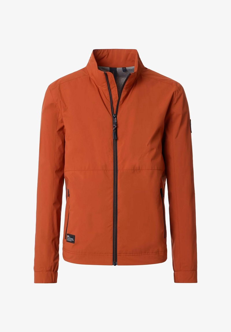 Mænds letvægts burnt orange zip-up jakke med høj krave og sidelommer med lynlås, med lille sort mærke nær sømmen.