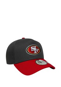 Graue Baseballmütze mit einem roten Schirm, die ein gesticktes Logo in Rot, Gelb und Weiß zeigt. Strukturierte Krone und verstellbarer Riemen auf der Rückseite.