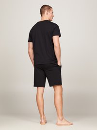 Zwarte kortärmige shirt en bijpassende shorts, gemaakt van een zachte, ademende stof. Eenvoudig ontwerp zonder patronen of opvallende accenten.