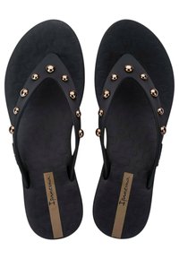 Infradito neri con suola testurizzata, una fascia a forma di V decorata con borchie metalliche e un accento del logo dorato sulla soletta.