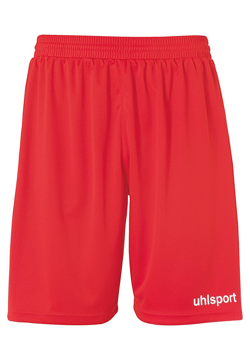 Rode sportieve shorts van lichtgewicht stof, met een elastische tailleband en een wit logo aan de linkervoorzijde. Gladde textuur.